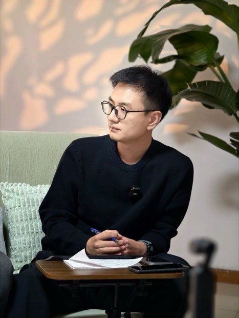 heysilen 在分享现场，手持笔记交流